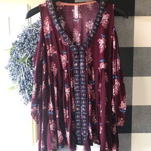 Xhilaration Women’s Maroon Floral OpenShoulder Top